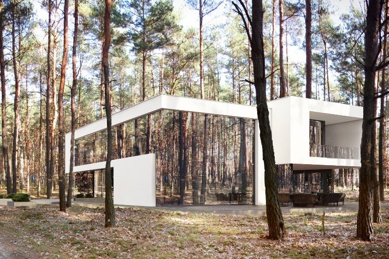 Ściany "Mirror House" w podwarszawskim Izabelinie  imitują tafle lustra, co sprawia, że jest on w zasadzie niewidoczny