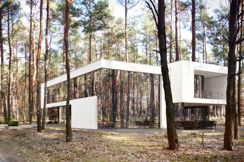 Ściany "Mirror House" w podwarszawskim Izabelinie imitują tafle lustra, co sprawia, że jest on w zasadzie niewidoczny
