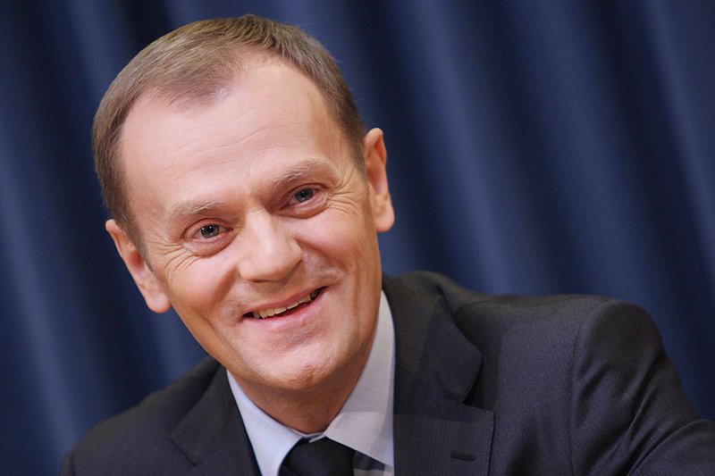 Donald Tusk lubi żarty. Ale coraz częściej to z niego śmieją się Polacy
