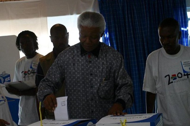 Nelson Mandela nie żyje (zdjęcie z 2004 roku)