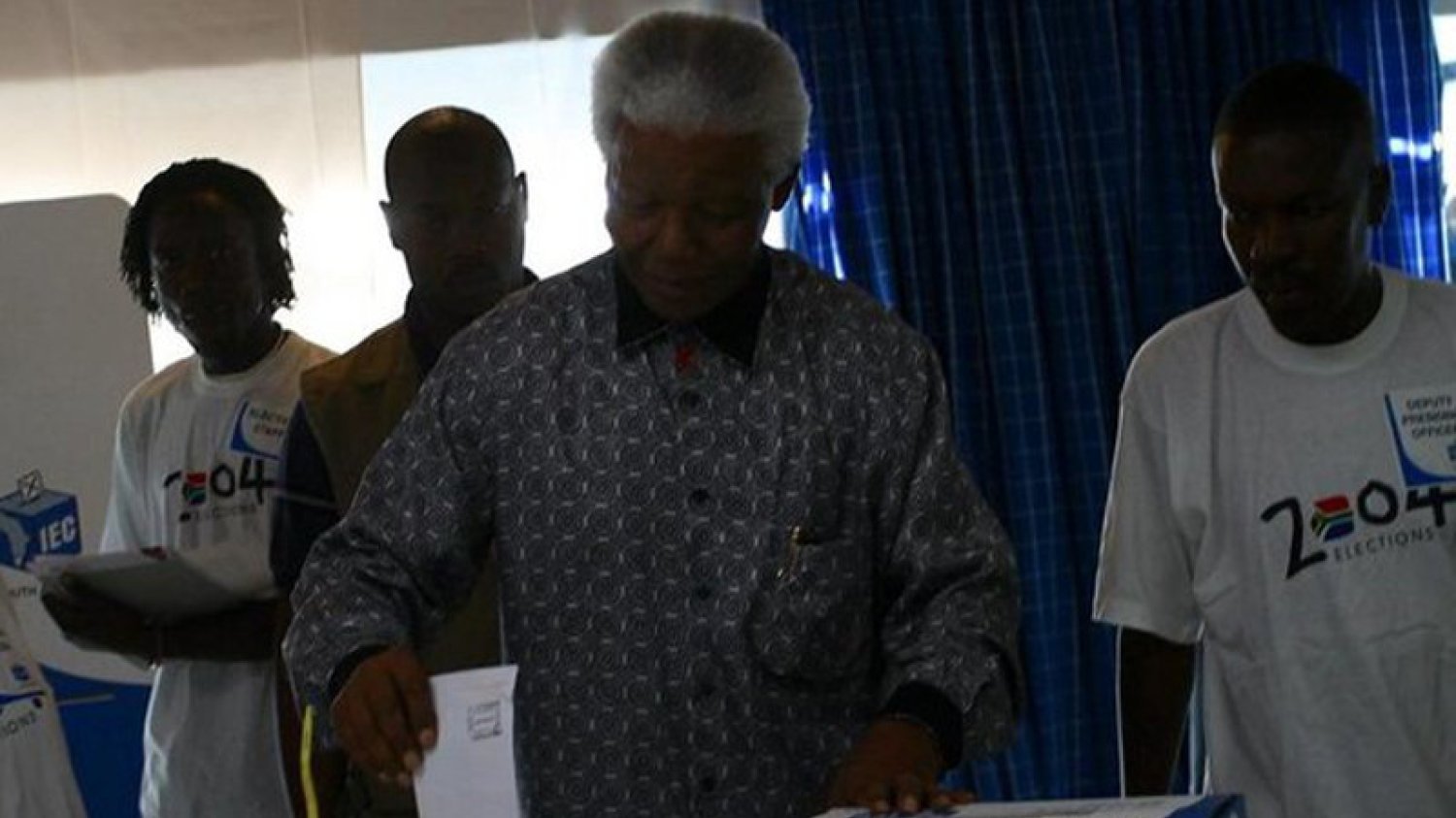 Nelson Mandela nie żyje (zdjęcie z 2004 roku)