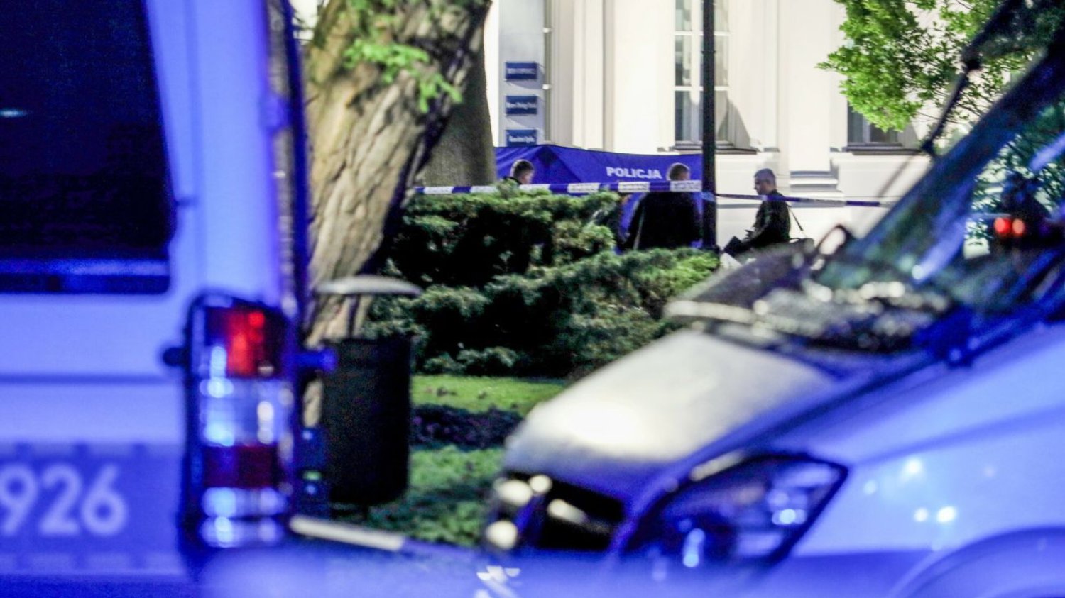 Atak na kampusie UW. W sieci pojawiły się fake newsy dot. tożsamości sprawcy. Tragedia na UW. W sieci krążą fałszywe informacje o tożsamości sprawcy.
