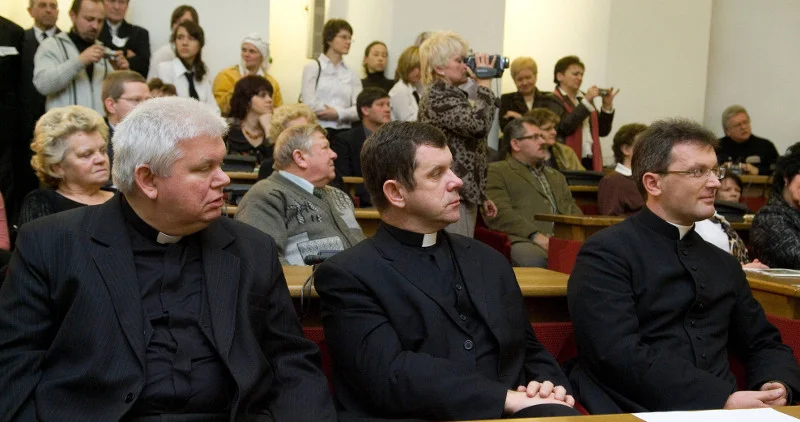 Gala Finałowa konkursu "Proboszcz Roku 2007". Laureaci poprzednich edycji konkursu: ks. Kazimierz Bednarski z Parafii Ducha Świętego w Koszalinie, proboszcz roku 2000, ks. Andrzej Godlewski z Parafii Świętego Krzyża w Łomży i ksiądz Piotr Sadkiewicz z Par