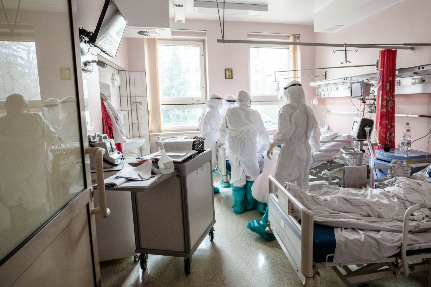 Zakażeń koronawirusem wykazano 10 lutego mniej niż w raporcie sprzed tygodnia.