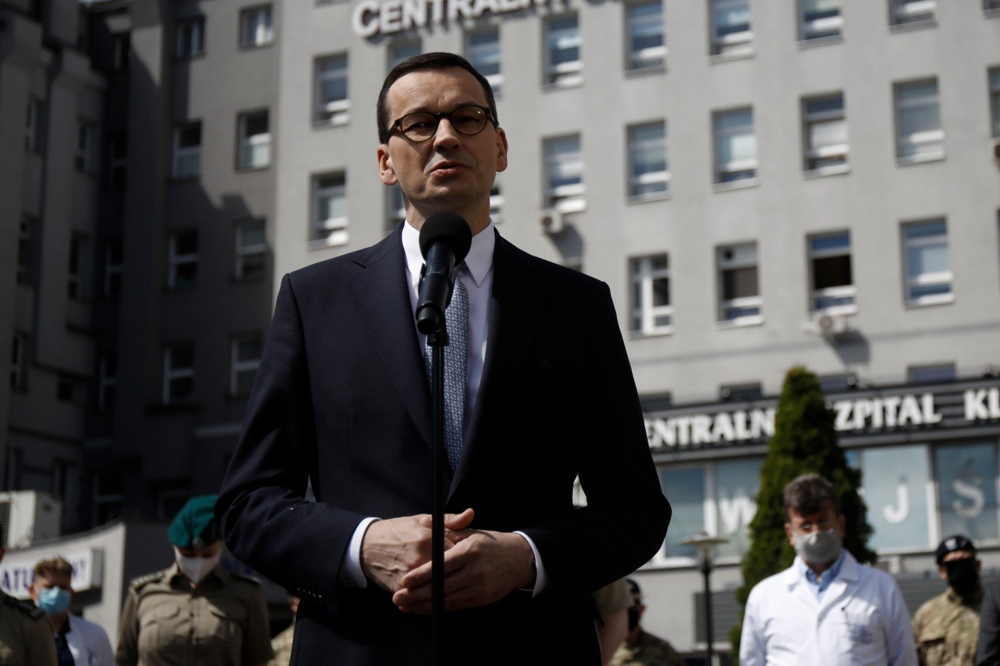 Mateusz Morawiecki porównał opozycję do brzęczących much. To jego reakcja na pytanie o aferę maseczkową i liczne niejasności dotyczące ministra zdrowia Łukasza Szumowskiego. Nie słuchajcie brzęczących much - mówi Mateusz Morawiecki w kierunku opozycji.