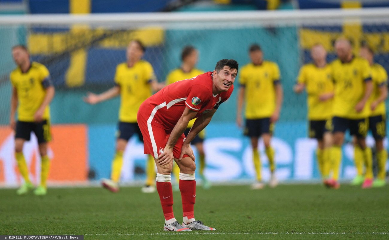 Robert Lewandowski tuż po meczu ze Szwecją. To zdjęcie znakomicie oddaje obraz Polski w ME