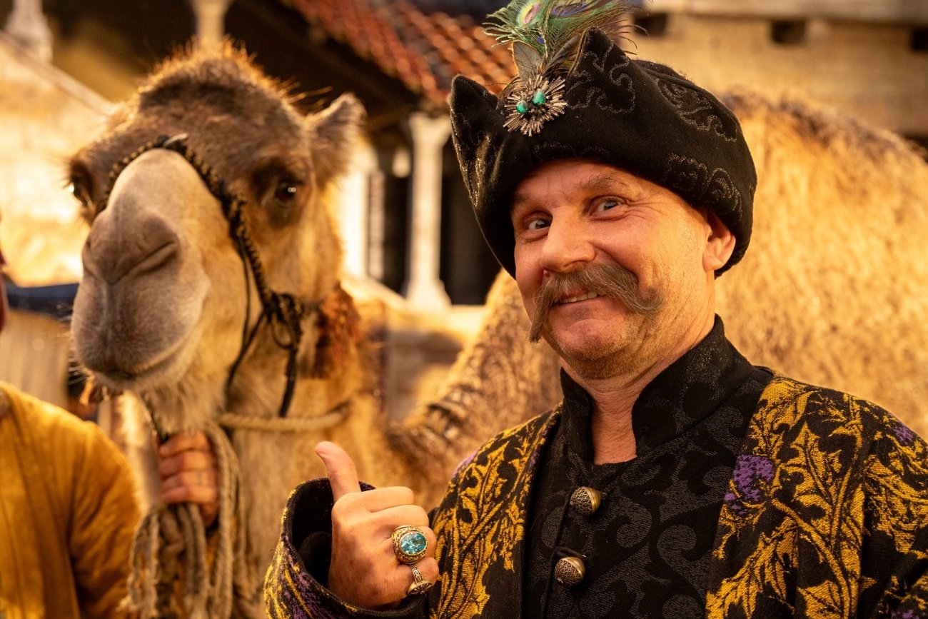 Adamczycha zbliża się wielkimi krokami. Pokazano nowe zdjęcia z "1670" Drugi sezon "1670" coraz bliżej. Pokazano nowe zdjęcia Jana Pawła i rodziny