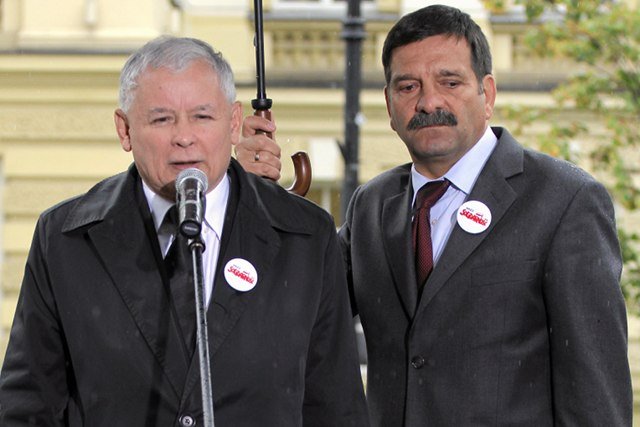 Jarosław Kaczyński przemawia do związkowców zgromadzonych pod Kancelarią Premiera