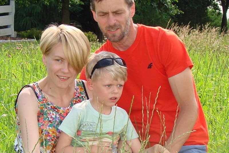 Kuba cierpiący na chorobę Battena z rodzicami.