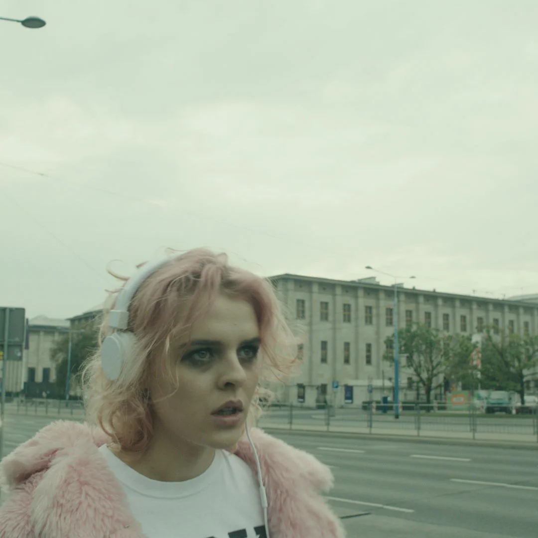 Film „Szatan kazał tańczyć” kręcono w Warszawie i w Berlinie.