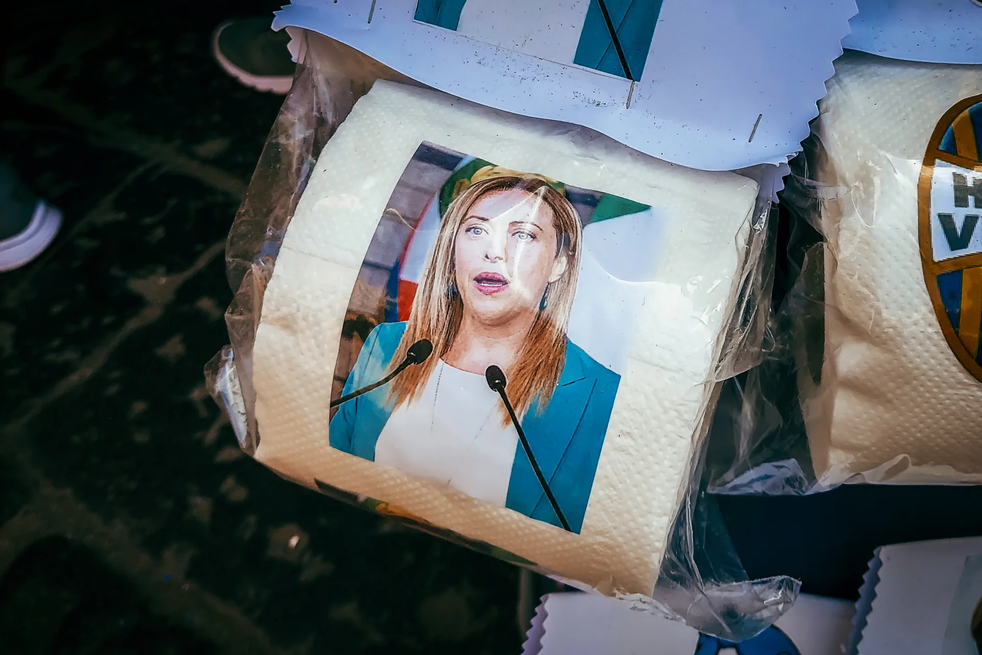 Giorgia Meloni z Fratelli d'Italia nie zaryzykowała pojawienia się w samym Neapolu, gdzie można kupić takie gadżety z jej podobizną... Giorgia Meloni z Fratelli d'Italia nie zaryzykowała pojawienia się w samym Neapolu, gdzie można kupić takie gadżety z jej podobizną...