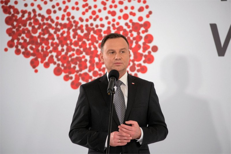 Prezydent Andrzej Duda ma ciężki orzech do zgryzienia po fali krytyki za pytania do referendum. Do grona osób krytykujących pomysł Dudy dołączył prof Matczak z UW.