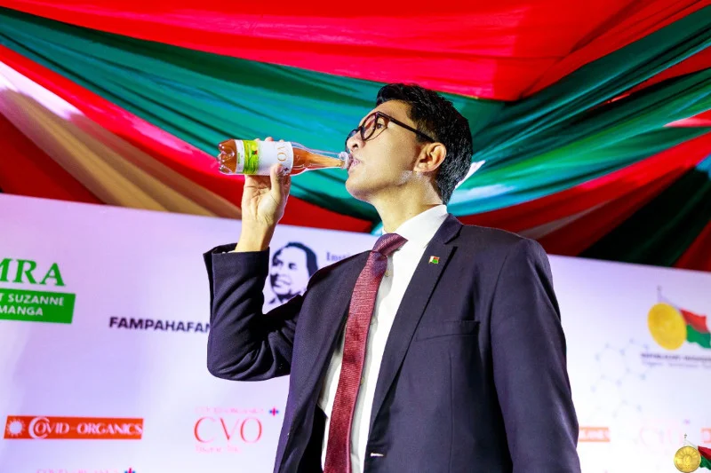 Prezydent Madagskaru Andry Rajoelina promuje herbatkę ziołową na koronawirusa. W prezencie przekazał ją do Gwinei Równikowej.