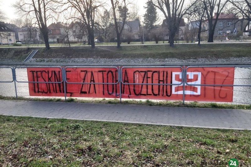 Cieszyn i Czeski Cieszyn znowu podzielony granicą. Polacy i Czesi dodają sobie otuchy transparentami.
