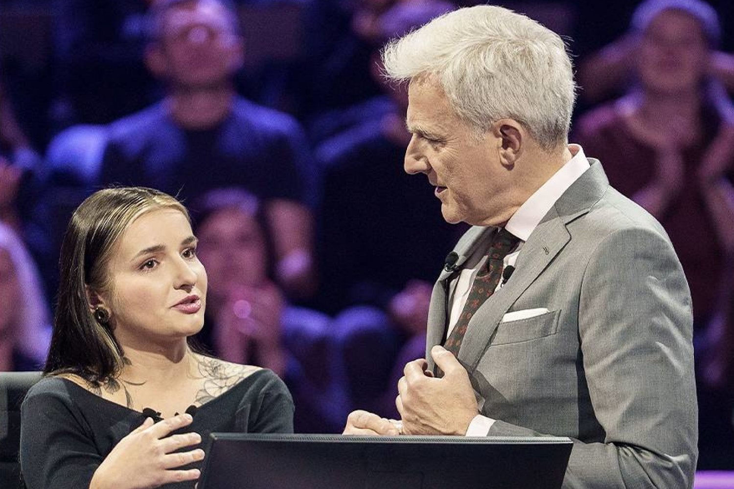 "Milionerzy" i pytanie o procenty. Urbański myślał, że uczestniczka wyjdzie ze studia Awantura w "Milionerach". Uczestniczka pouczała Urbańskiego