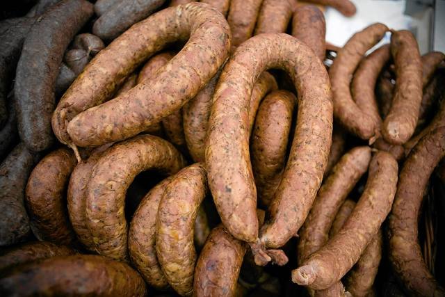 Do sklepów trafiały wędliny zawierające przeterminowane mięso?