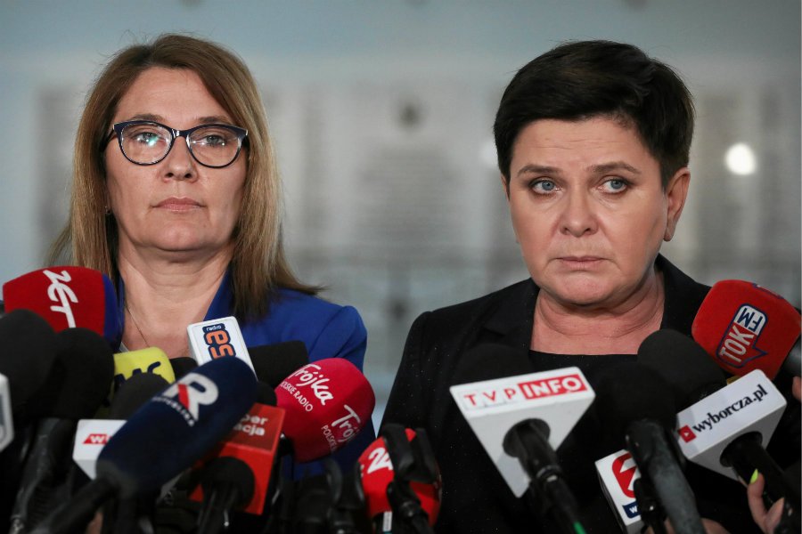 Beata Mazurek napisała, że Robert Biedroń wezwał członków swojej grupy politycznej do głosowania przeciwko kandydatom PiS.