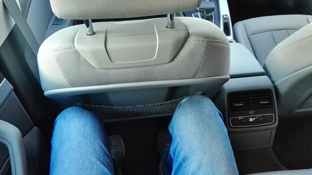 Zdjęcie zrobione przy znacznie wysuniętym fotelu kierowcy do tyłu. Przy ponad 180 cm wzrostu wygląda to tak.