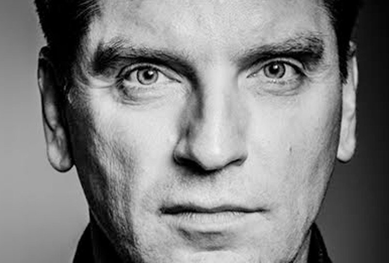 Tomasz Lis zebrał w najnowszej książce teksty z ostatnich 4 lat. To co mogło się zdarzyć, dziś jest naszą polityczną rzeczywistością.