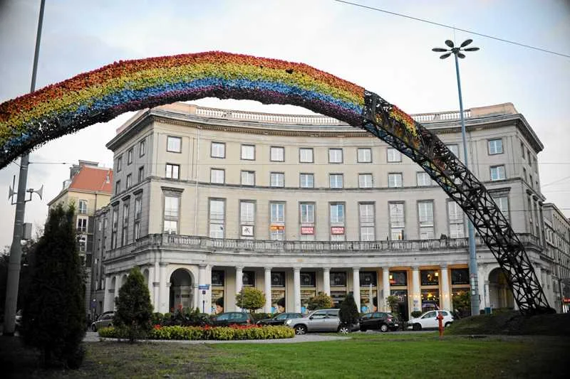 W Sylwestra tęcza na Placu Zbawiciela znów stanęła w płomieniach. Tak wyglądała po poprzednim pożarze.