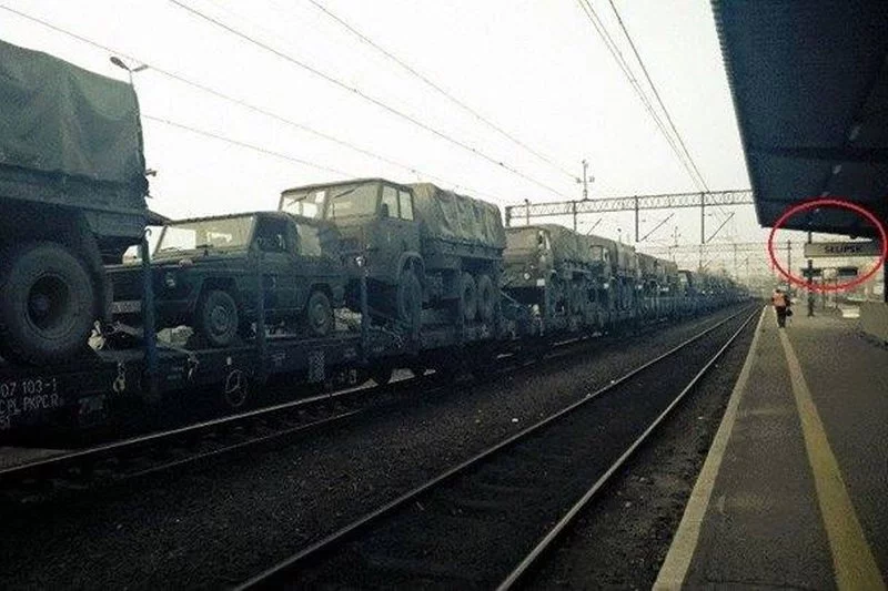 Jedno ze zdjęć transportu wojskowego, które wykonano na stacji w Słupsku. Miało dowodzić szykowaniu się polskiej armii do operacji na wschodzie.