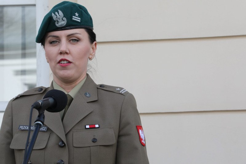 Antoni Macierewicz dbał o rzeczniczkę swojego MON.