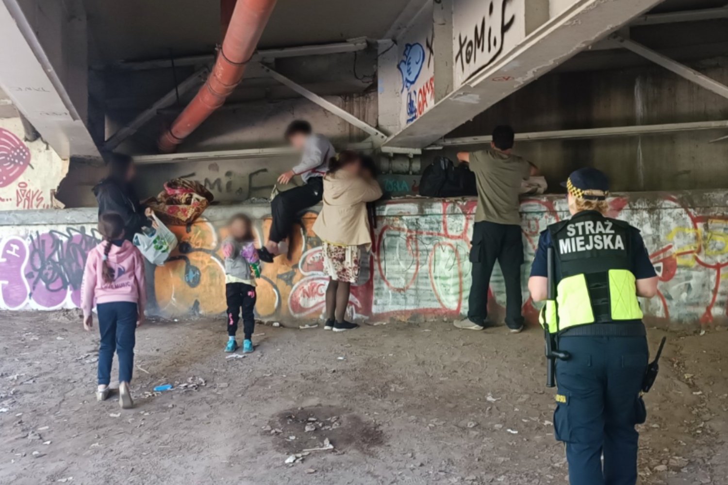 Rodzina spod mostu w Warszawie. Jest dla nich mieszkanie i praca.