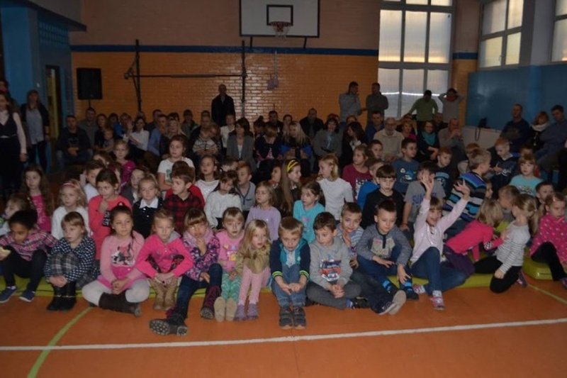 Nie wszystkie mają sprzęt potrzebny do zdalnej nauki. Wykluczenie cyfrowe dotyczy m.in. uczniów ze Szkoły Podstawowej nr 3 w Drezdenku. W serwisie Pomagam.pl prowadzona jest zbiórka, aby dzieci mogły otrzymać potrzebny sprzęt komputerowy