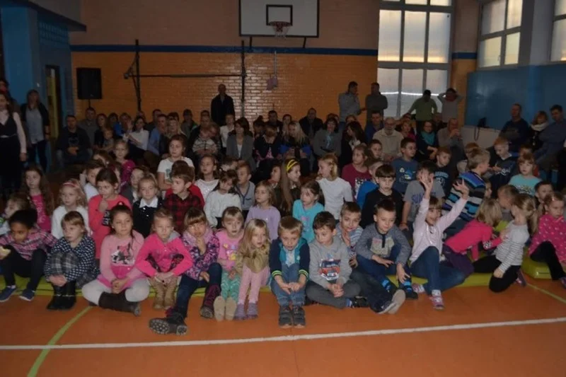 Nie wszystkie mają sprzęt potrzebny do zdalnej nauki. Wykluczenie cyfrowe dotyczy m.in. uczniów ze Szkoły Podstawowej nr 3 w Drezdenku. W serwisie Pomagam.pl prowadzona jest zbiórka, aby dzieci mogły otrzymać potrzebny sprzęt komputerowy
