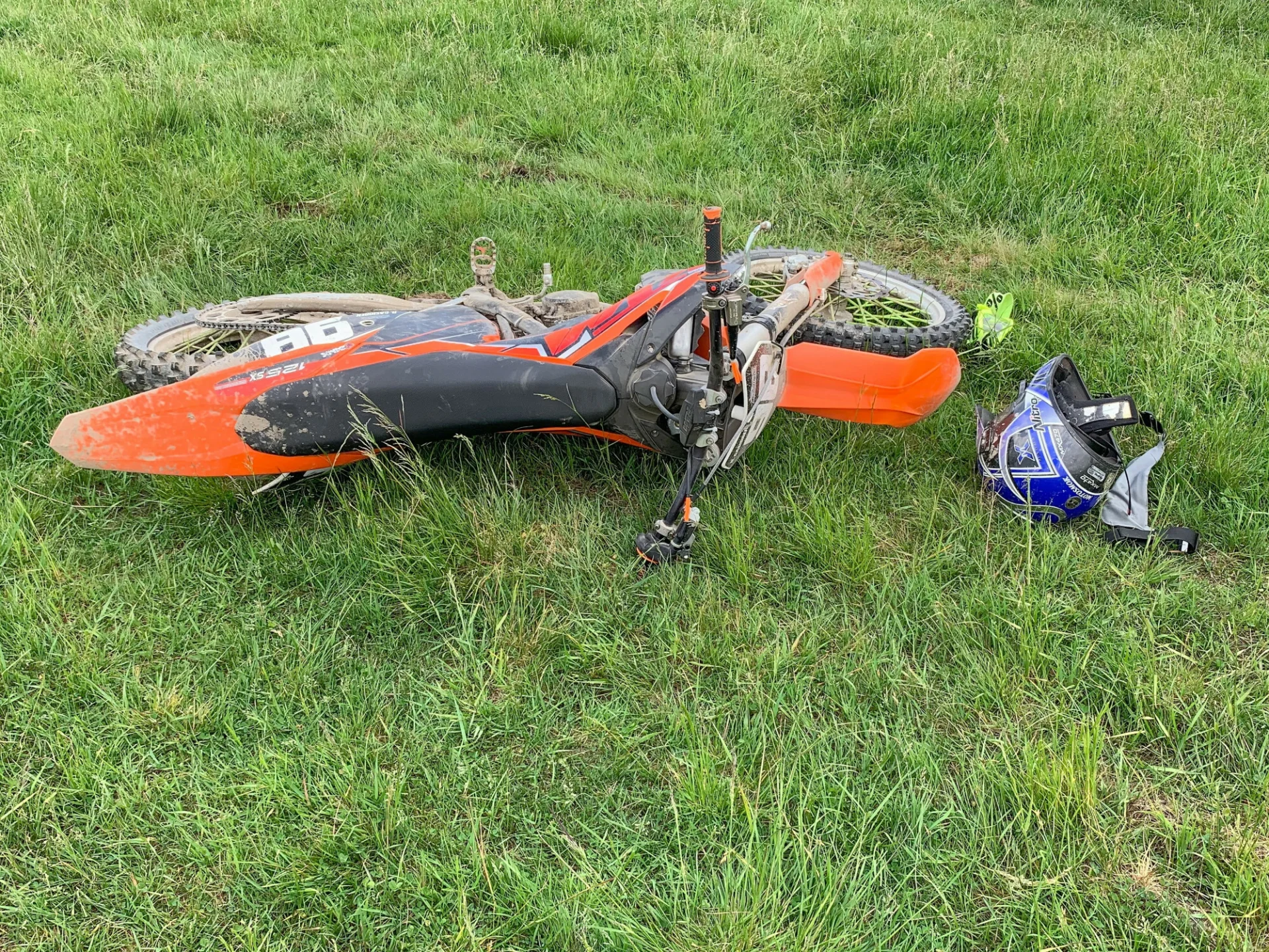 Motocyklista zginął po uderzeniu przez samochód.