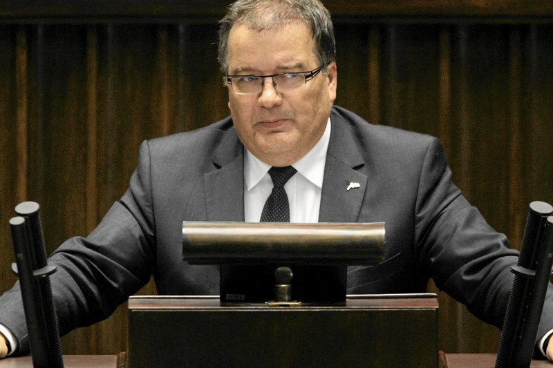 Poseł Andrzej Dera mówi, że w Sejmie padały bardziej kontrowersyjne określenia niż te o gender księdza Dariusza Oko