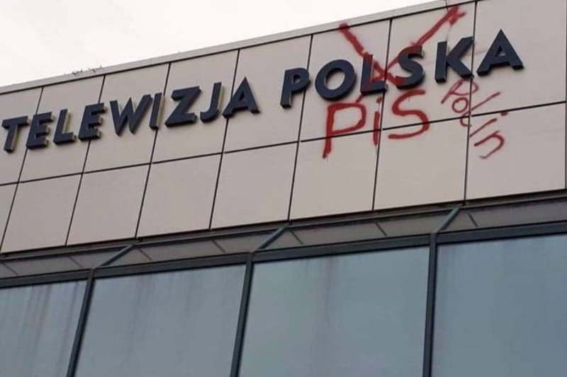 Zdjęcia z aktem wandalizmu pokazał Damian Bańka z Wolności.
