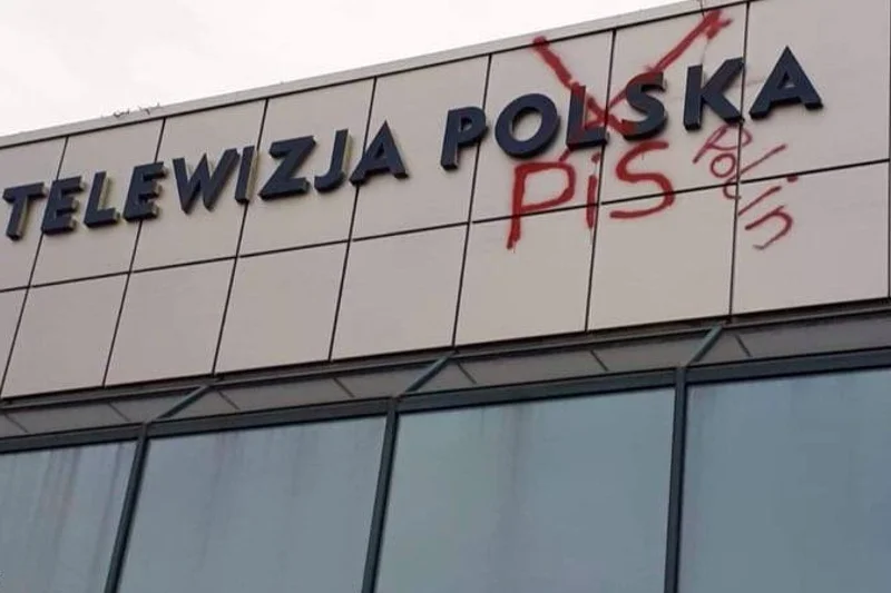 Zdjęcia z aktem wandalizmu pokazał Damian Bańka z Wolności.