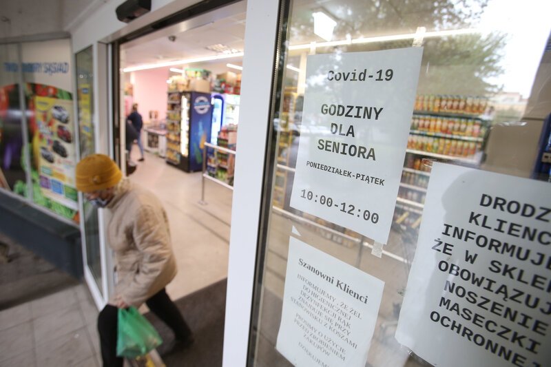 Godziny dla seniorów zostają bez zmian. Dlaczego?