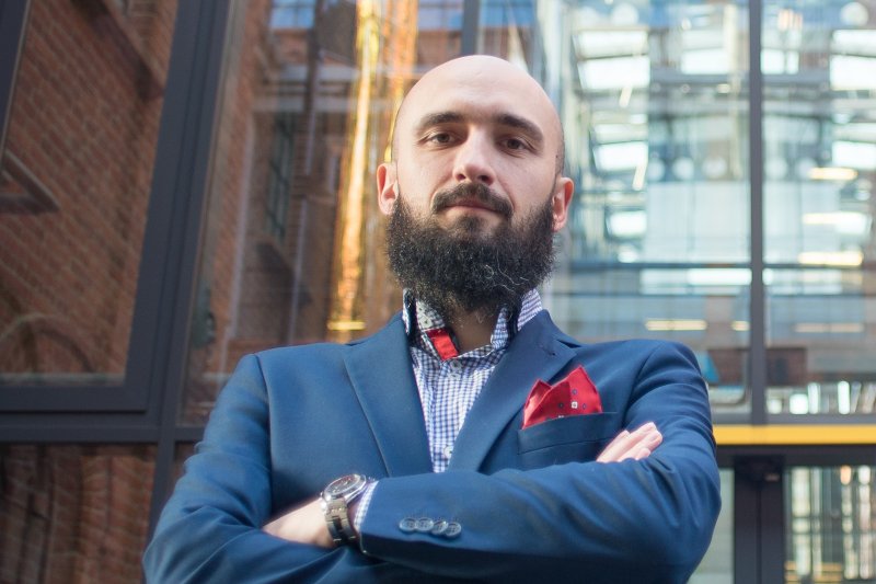 Marcin Maroszek, właściciel strony internetowej JUST ask, wymienia uczciwość jako najważniejszą wartość w życiu zawodowym i prywatnym