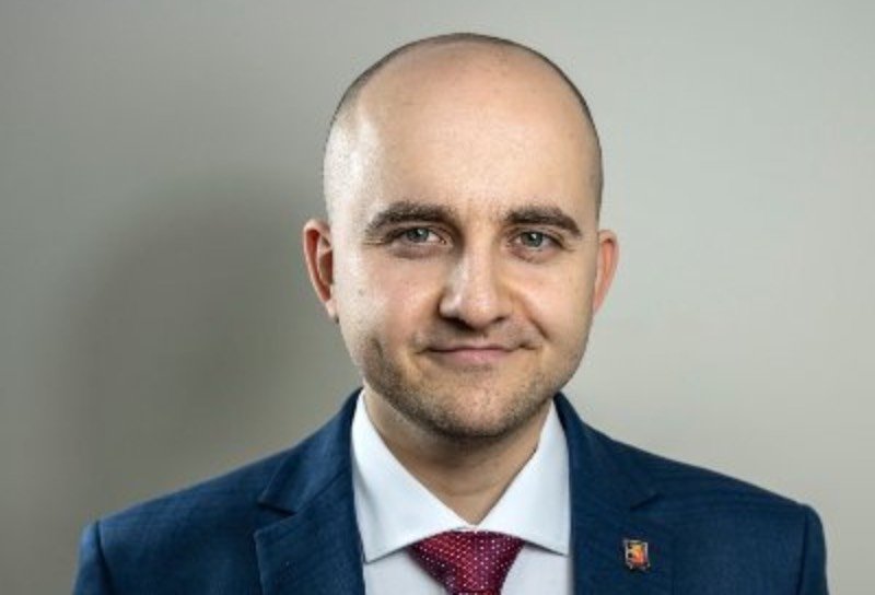 Dariusz Matecki kupował "farmy użytkowników".