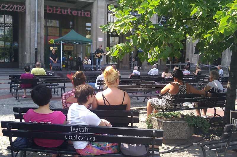 Spektakl Teatru Polonia na Placu Konstytucji w Warszawie