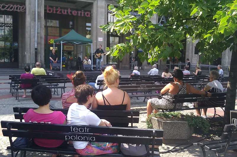 Spektakl Teatru Polonia na Placu Konstytucji w Warszawie