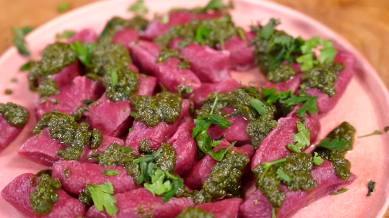 Przepis na kopytka buraczane z pesto z natki pietruszki. Bomba witaminowa!