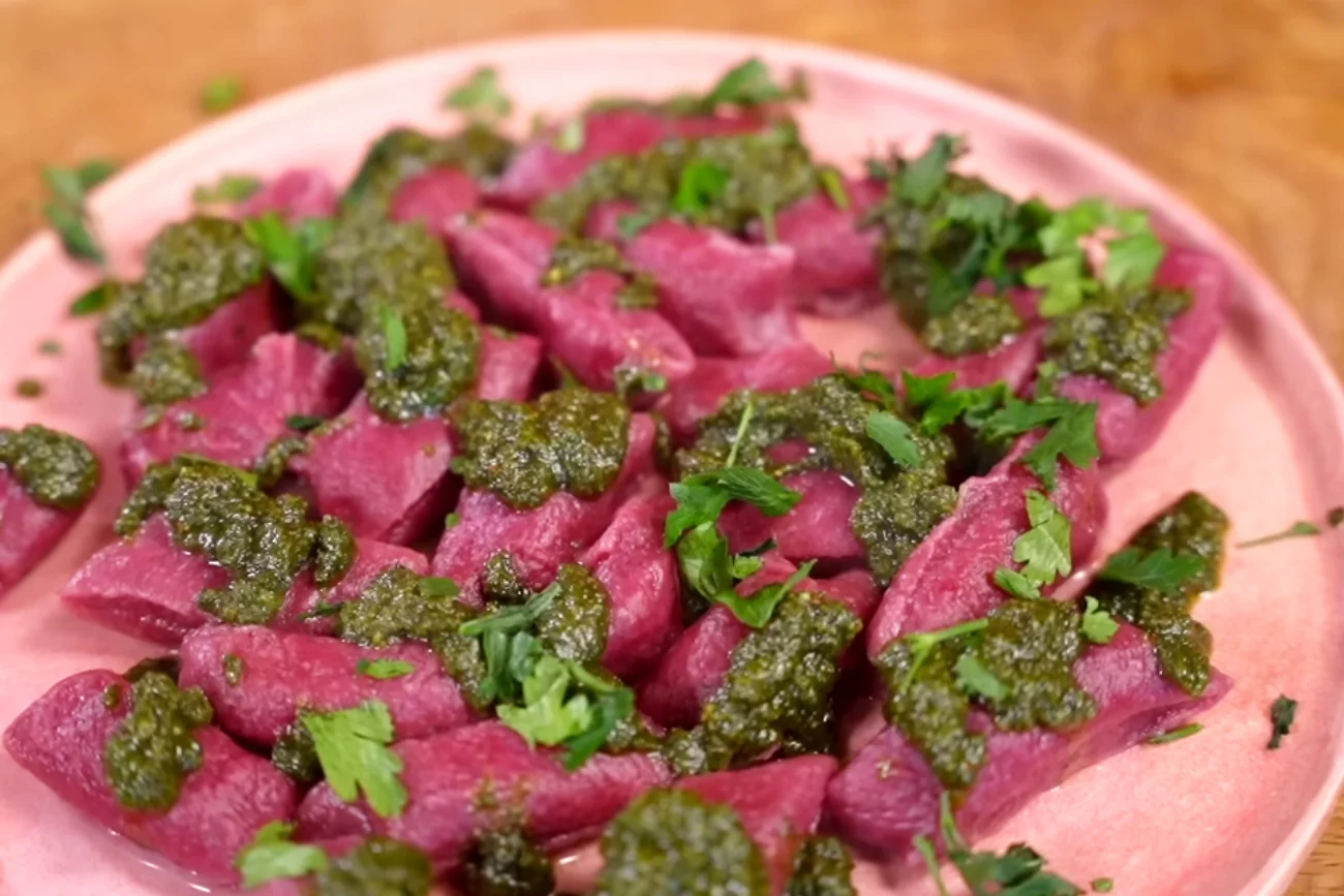 Przepis na kopytka buraczane z pesto z natki pietruszki. Bomba witaminowa!