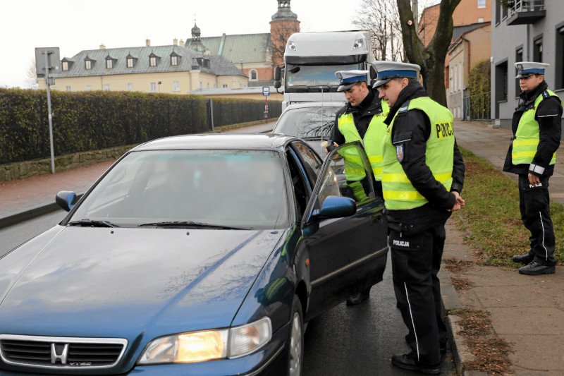 Policja sprawdzi czy nasze samochody nie przekraczają norm emisji spalin.