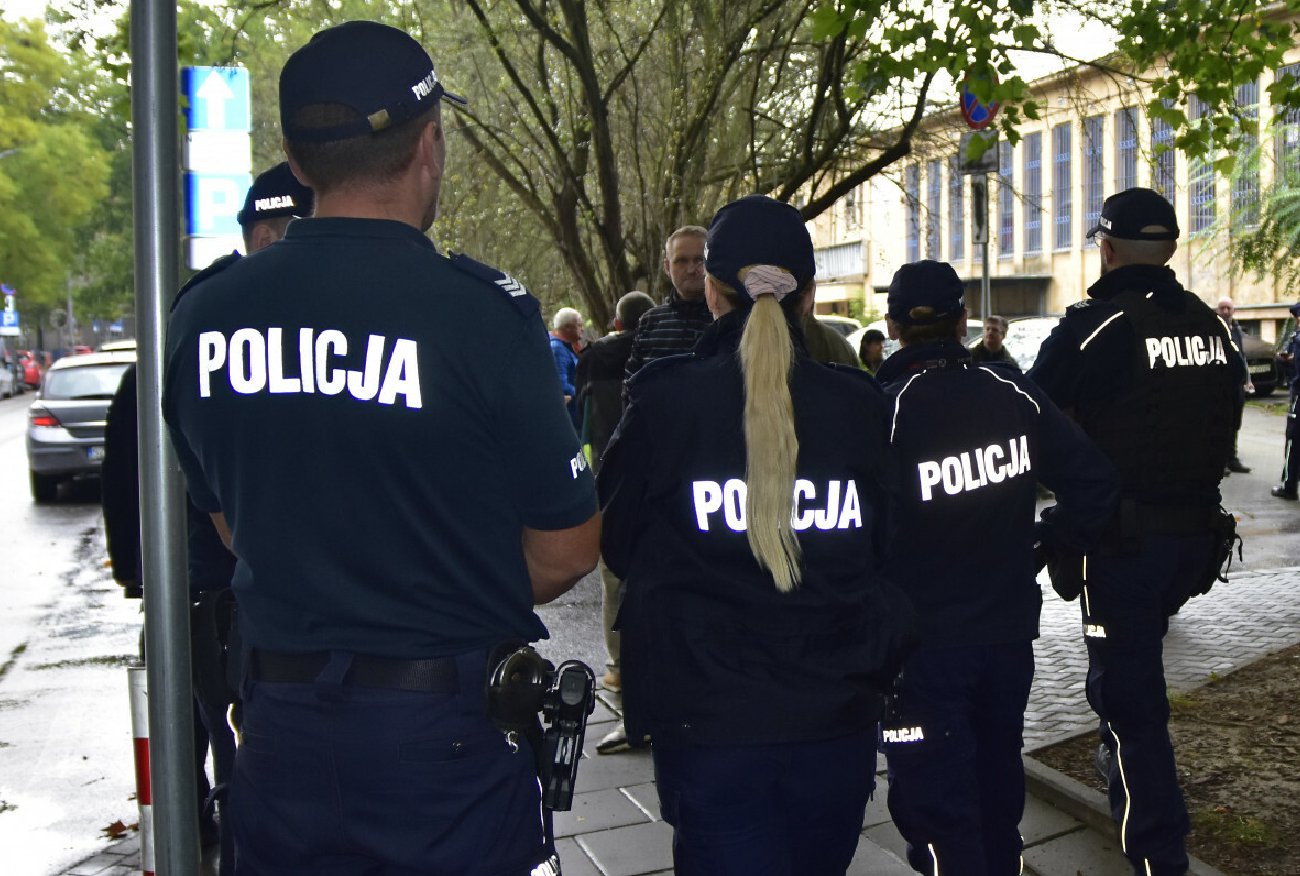 "Ludzie potrafili się zesikać w spodnie". Tak działa policja w Warszawie?