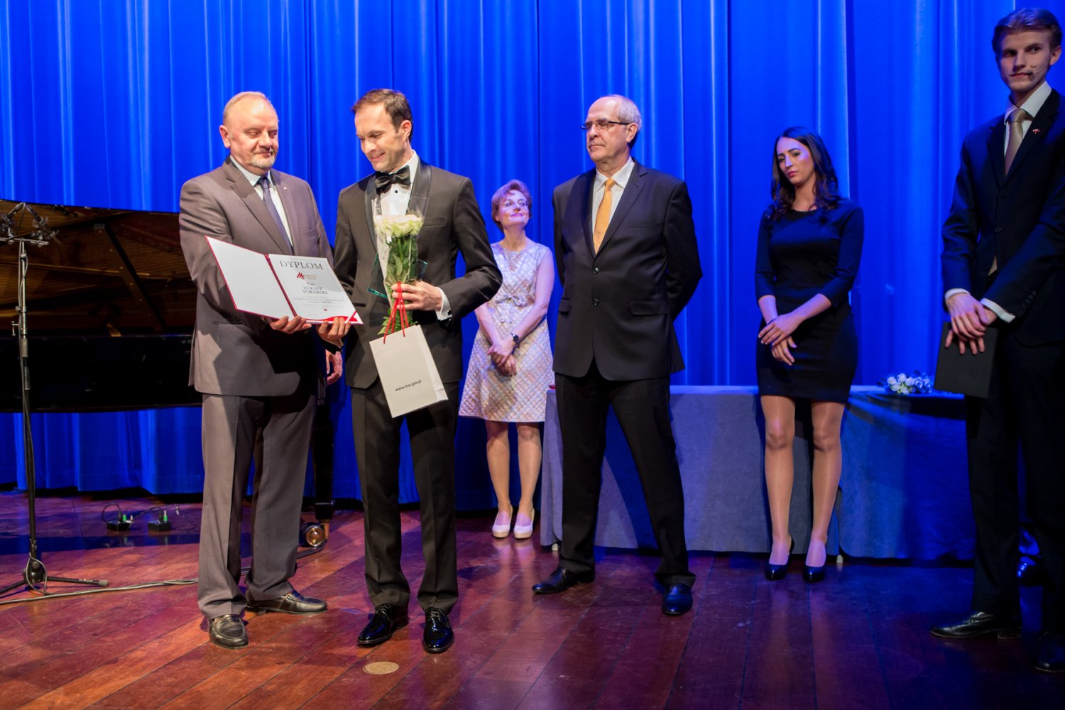 Łukasz Tokarski odbiera nagrodę w kategorii "Biznes".