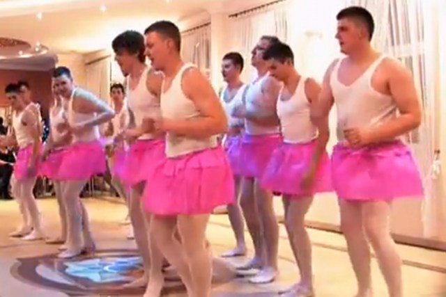 Maturzyści z  IV Technikum Budowlanego w Ostrzeszowie odtańczyli "Jezioro łabędzie"