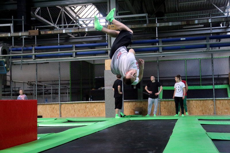 Takie ewolucje do wykonania tylko przez sportowców? Wcale nie: karnet do parku trampolin udowodni, że w niedługim czasie tak "latać" może także amator.