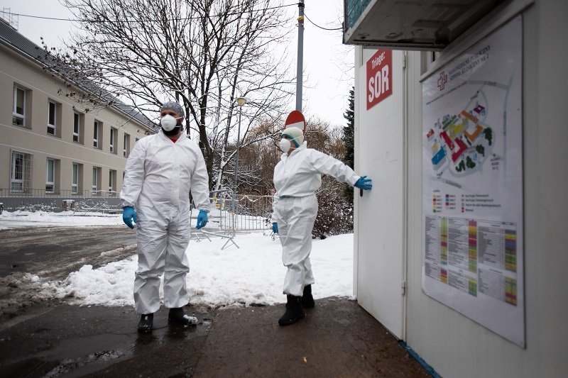 W nowym raporcie o epidemii nadal dużo przypadków śmiertelnych.