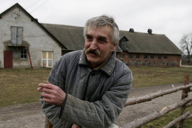 Gospodarstwo rolne Fundacji Barka. Bezdomni, którzy mieszkają w miejskich noclegowniach, przyjeżdżają tu i zaczynają pracę