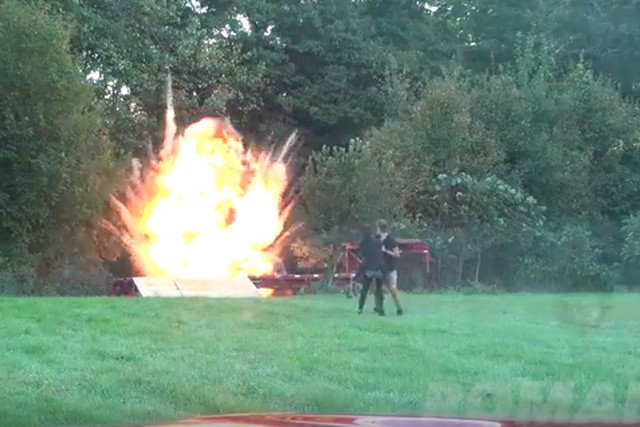 Granice żartu przekroczone. YouTuber wysadza własnego syna w powietrze i to na oczach matki chłopca