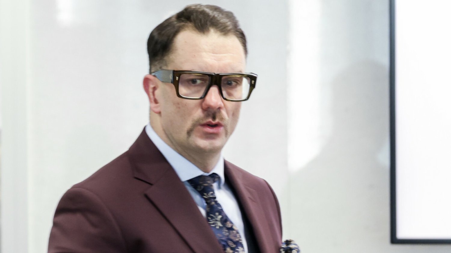Poważne tarapaty posła Łukasza Mejzy. Do sądu wpłynął właśnie akt oskarżenia Łukasz Mejza oskarżony. Poseł usłyszał aż 11 zarzutów