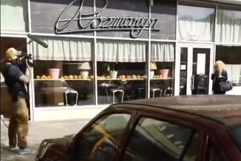 Magda Gessler przed restauracją "Rozmaryn" w Szczecinie. Słynna restauratorka zaliczyła upadek na krzywym chodniku.